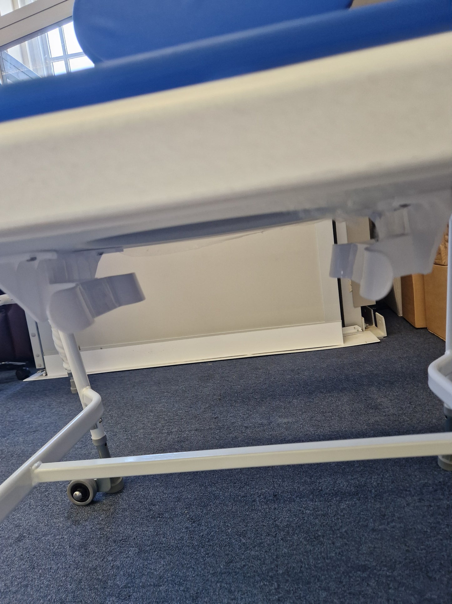 M222 Cefndy Extra Wide Heavy Duty Bariatric Commode Toilet Frame 50 Stone Weight Limit blue White Wheels