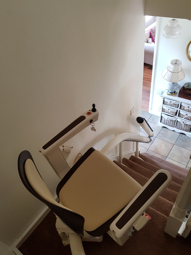 « Installation récente d'un monte-escalier tournant Handicare »