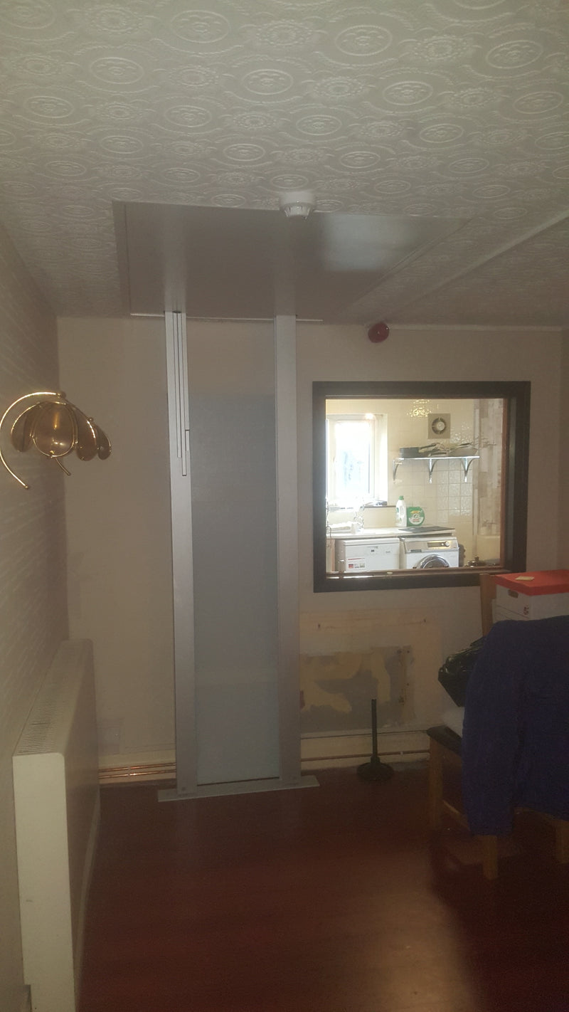 Installation de l'élévateur Pollock Through Floor Lift, Logements supervisés, Blackburn.
