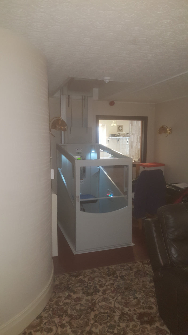 Installation d'un élévateur entre les étages Pollock, logement avec services, Blackburn.