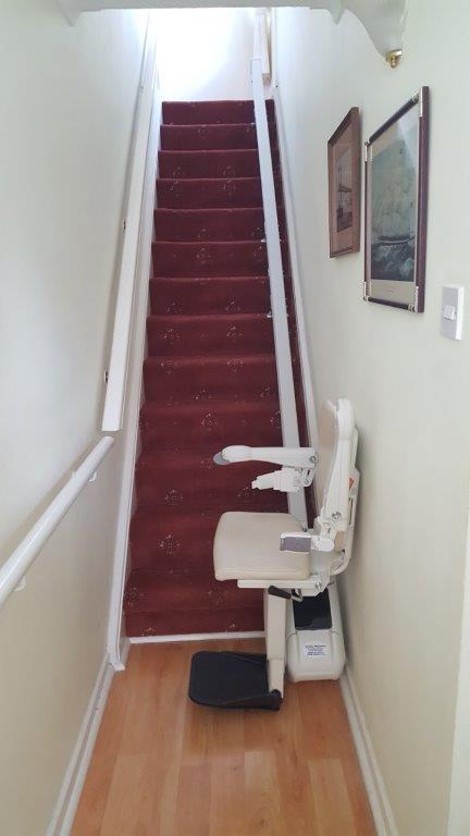 Installation complète du nouvel élévateur Handicare1100 à friction pour un client dans le Cheshire