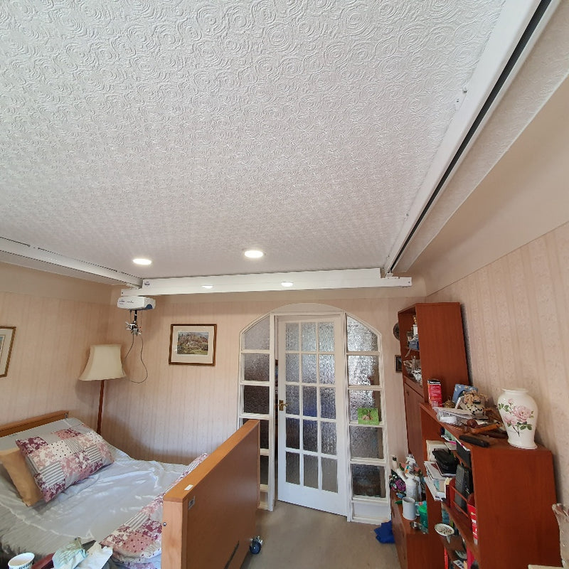 Système de lève-personne au plafond Prism Transactive X-Y installé à une adresse à Huyton pour le compte du Conseil de Knowsley.
