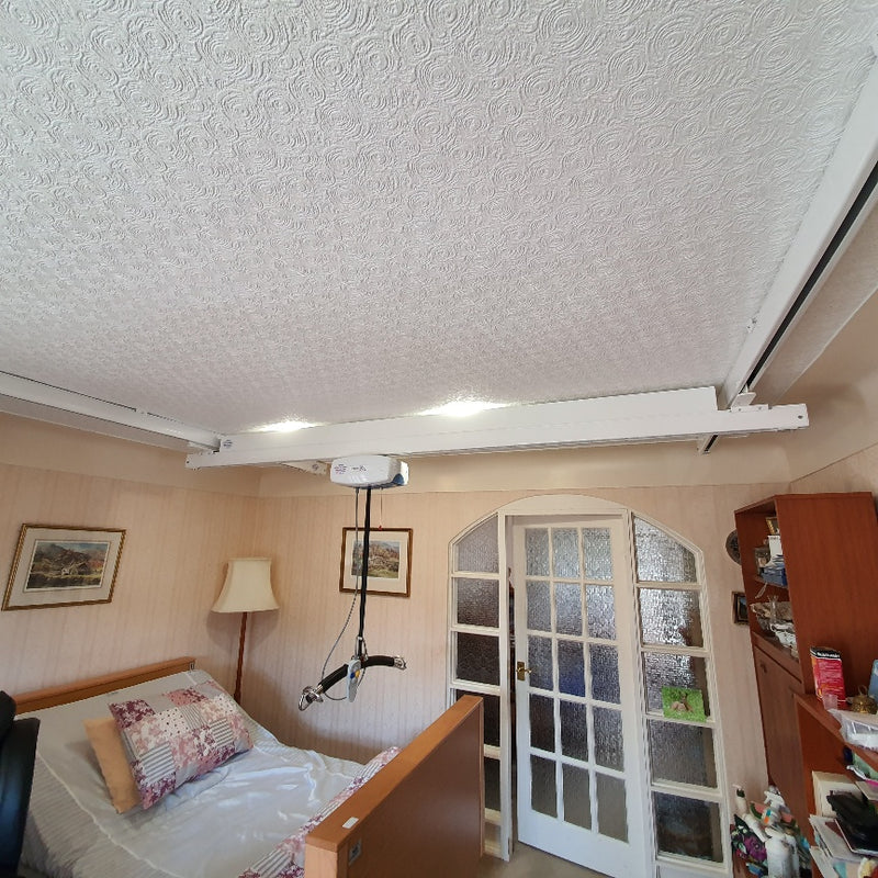 Lève-personne plafonnier Prism Transactive X-Y System installé à une adresse à Huyton pour le compte du Knowsley Council.
