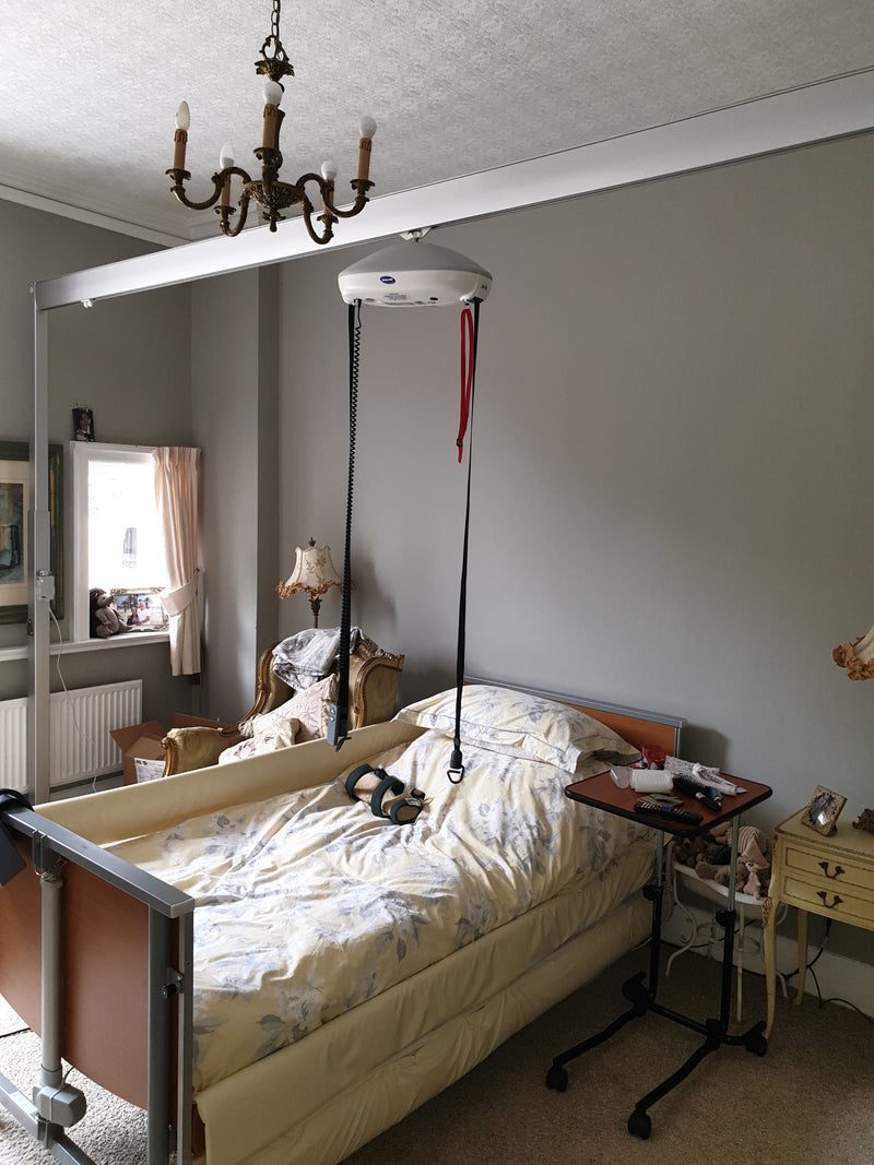 Une installation et mise en place d'urgence d'un système de portique Invacare Robin de 4 mètres dans la région de Chester.
