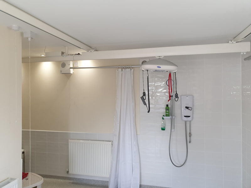 Installation d'un lève-personne au plafond Robin, système complet d'une pièce à l'autre à Walton