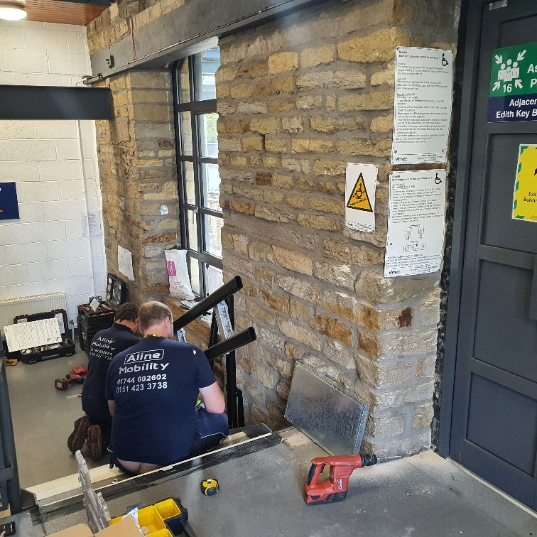 Plateforme élévatrice Vimec V64 pour fauteuils roulants récemment installée à Huddersfield
