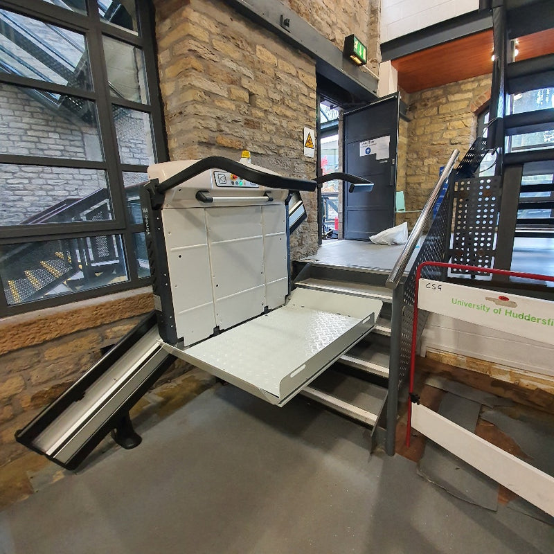 Plateforme élévatrice Vimec V64 pour fauteuil roulant récemment installée à Huddersfield