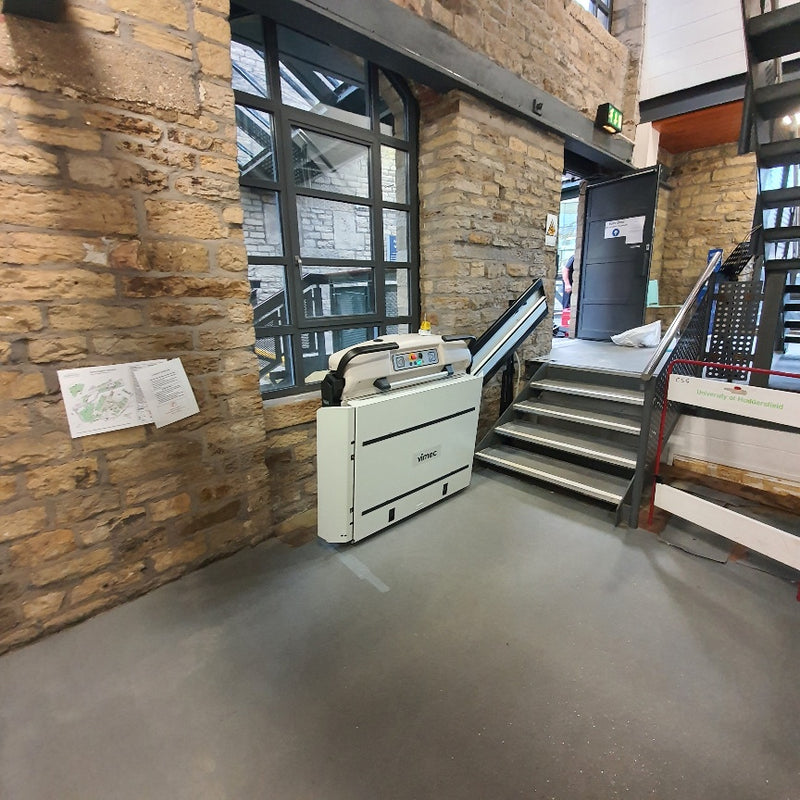 Installation récente d'un élévateur de plateforme pour fauteuil roulant Vimec V64 à Huddersfield