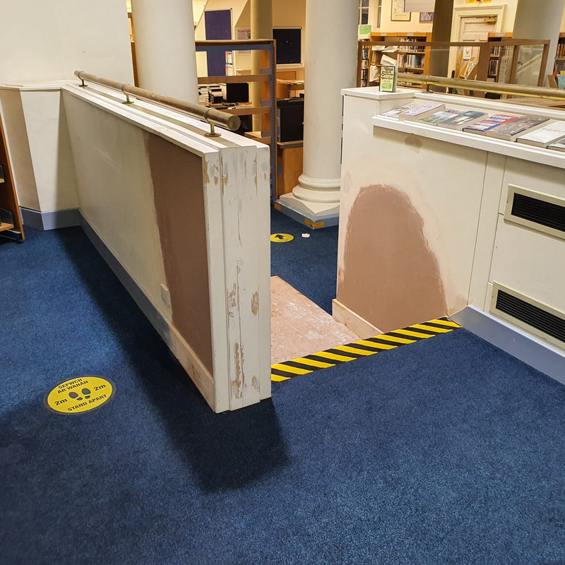 Installation d'un élévateur de plate-forme dans une bibliothèque publique galloise