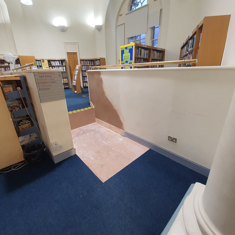 Installation d'une plate-forme élévatrice dans une bibliothèque publique galloise