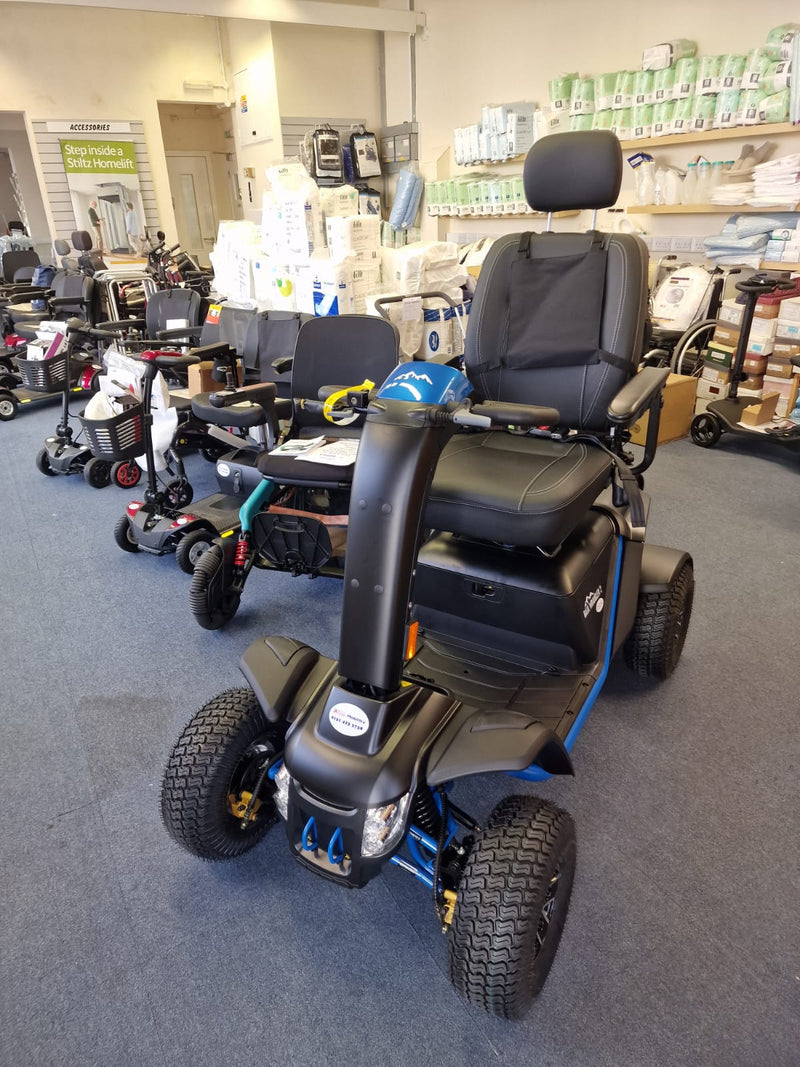 Livraison d'un scooter électrique tout-terrain Pride Baja Wrangler haut de gamme à un client satisfait dans le Cheshire