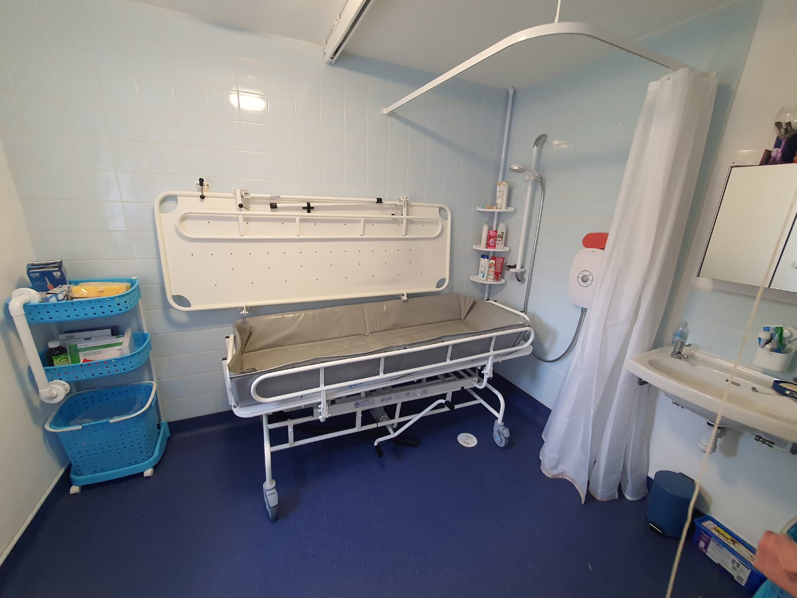 New Delivery Prism Shower Changing Bed Stretcher Trolley