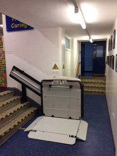 Installation récente de la plateforme élévatrice Vimec V6 pour fauteuils roulants à l'école primaire de Merton Bank à St Helens pour l'accès aux personnes à mobilité réduite.