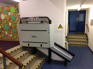 Installation récente d'un élévateur pour fauteuil roulant Vimec V6 à l'école primaire de Merton Bank à St Helens pour l'accès PMR.