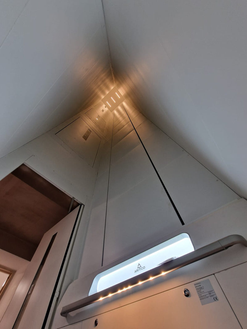 Dernières photos de l'installation terminée du Gartec Aritco de 5 étages dans le centre-ville de Liverpool par les ingénieurs d'Aline Mobility Lift