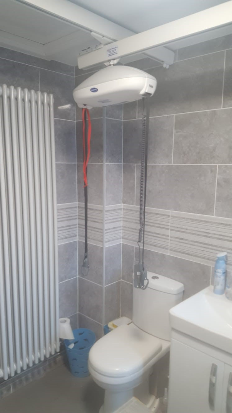 Installation d'un système de levage Invacare Robin X-Y à Aigburth, Liverpool, pour le compte du Conseil de Liverpool