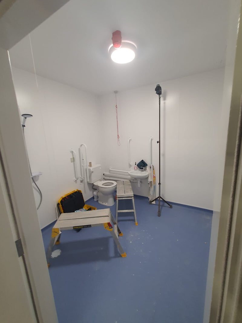 Changing Place Mencap, à Anglesey, installation d'un lève-personne Invacare Robin et d'une table à langer Pressalit
