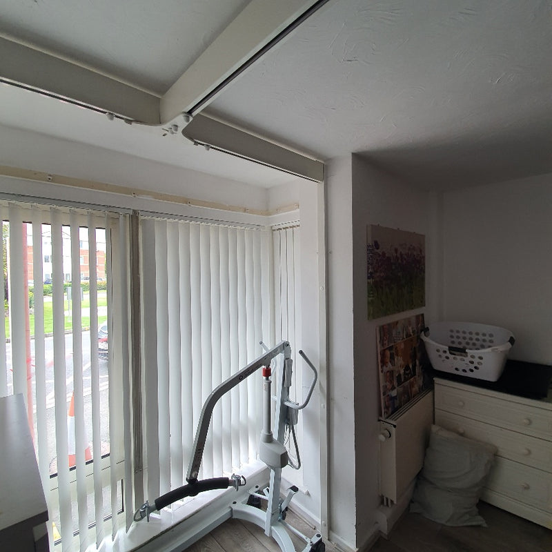 Installation récente d'un lève-personne Molift 205 Power Traverse et Power Rise avec cadre sur mesure à Warrington