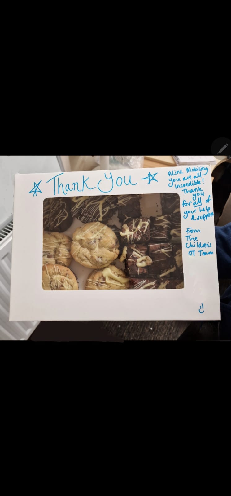 Un grand merci à l'équipe d'ergothérapeutes pédiatriques qui nous a rendu visite hier et nous a offert un cadeau délicieux et charmant.