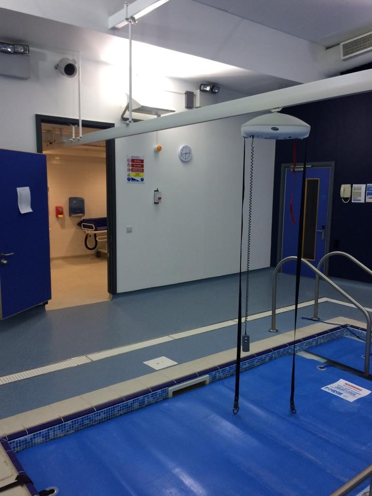 Installations de lève-personne complet 'Invacare Robin', incluant les systèmes X-Y et les systèmes de portillon. Installations à la Stanley School, Wirral.