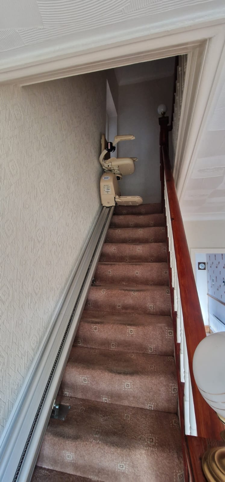 Installation d'un monte-escalier droit reconditionné Brooks, Moss Bank St Helens
