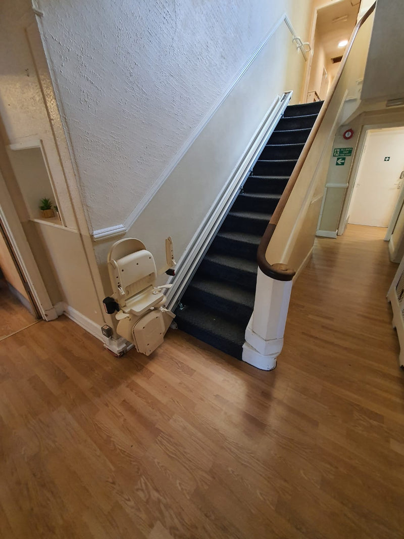 Installation d'un nouveau monte-escalier droit Brooks Superglide T700 dans une maison de retraite