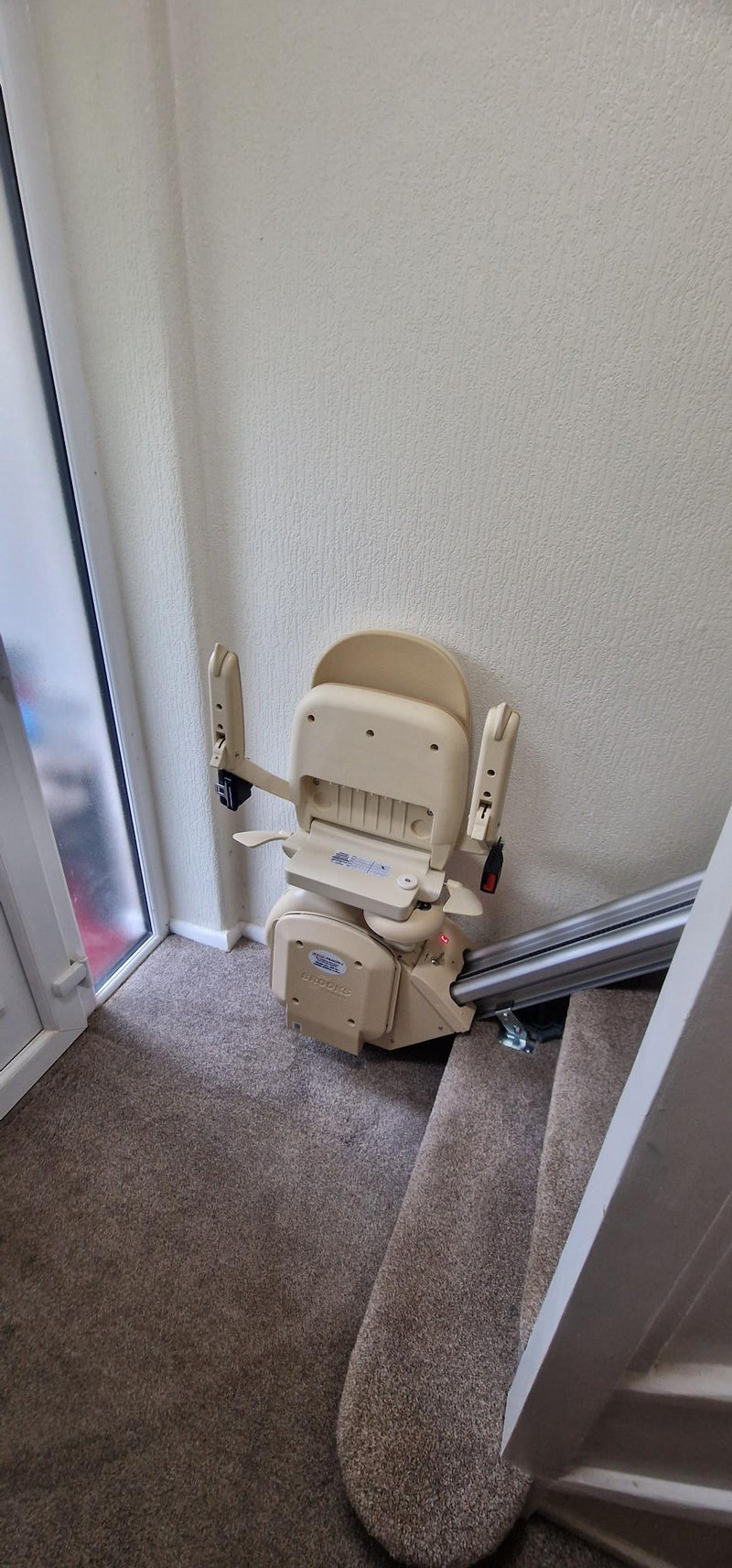 Installation d'un monte-escalier reconditionné Brooks T700 par Aline à Chorley - Client satisfait