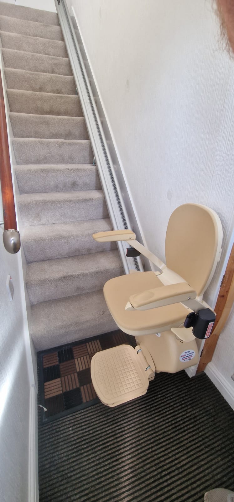 Un autre client Aline satisfait – Nouvel ascenseur d'escalier mince Brooks T700 installé avec garantie complète