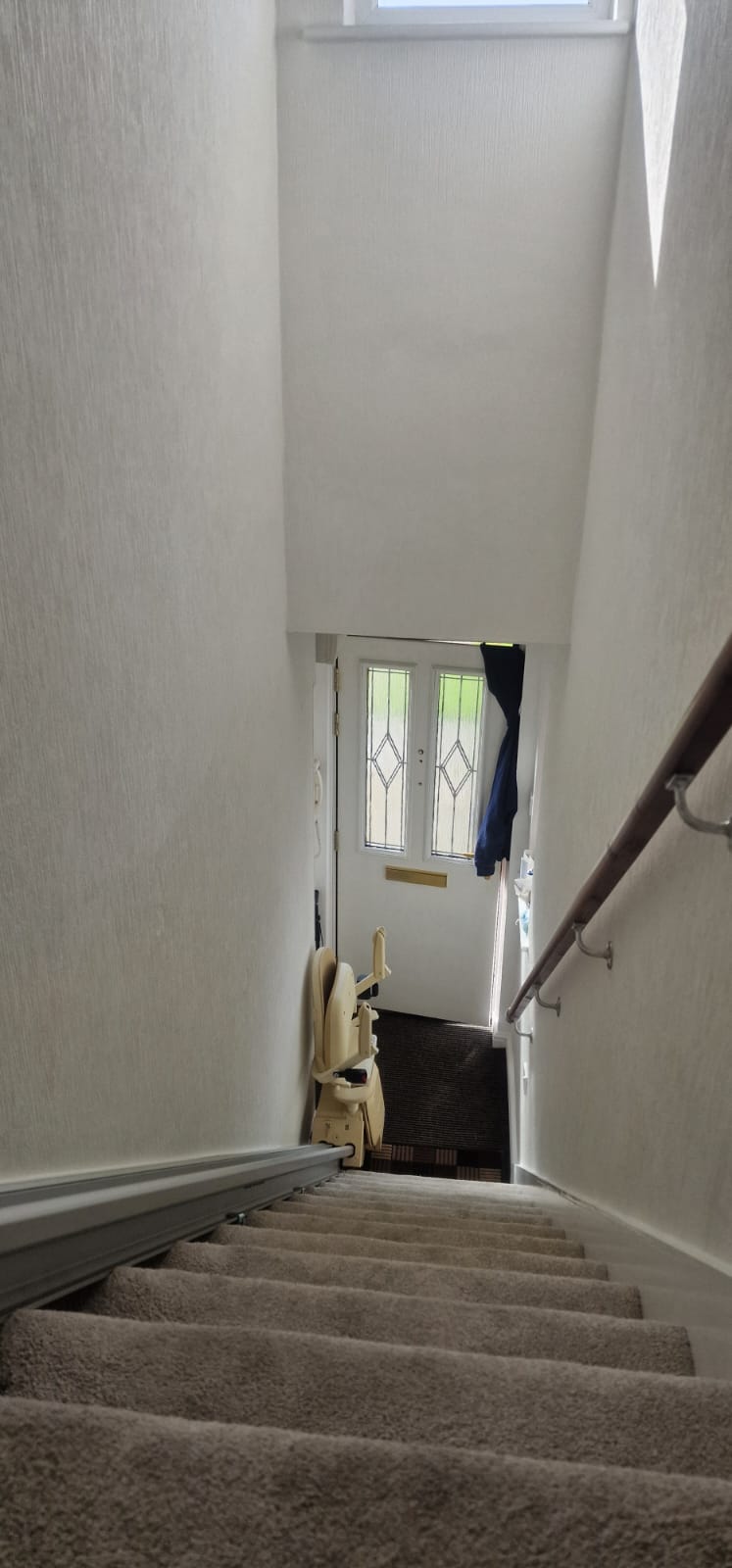 Un autre client Aline satisfait - Nouveau monte-escalier Brooks T700 Slimline installé avec garantie complète