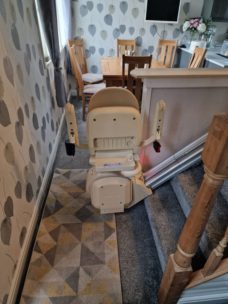 Nouvel escalier droit monte-escalier Brooks T700, charnière à repliage électrique et siège pivotant électrique