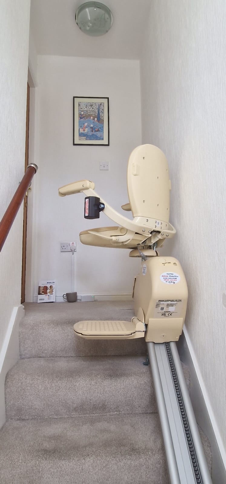 Un autre client Aline satisfait - Nouveau monte-escalier Brooks T700 Slimline installé avec garantie complète