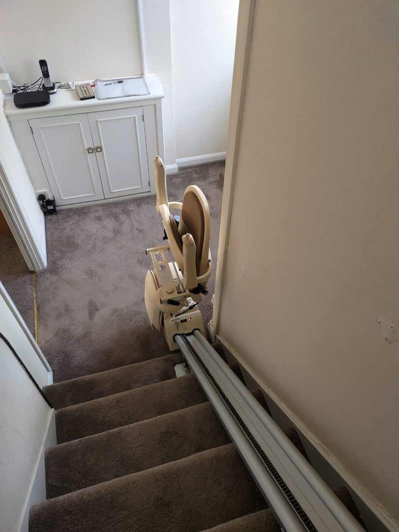 Nouvelle installation de monte-escalier droit Brooks à Widnes, Cheshire