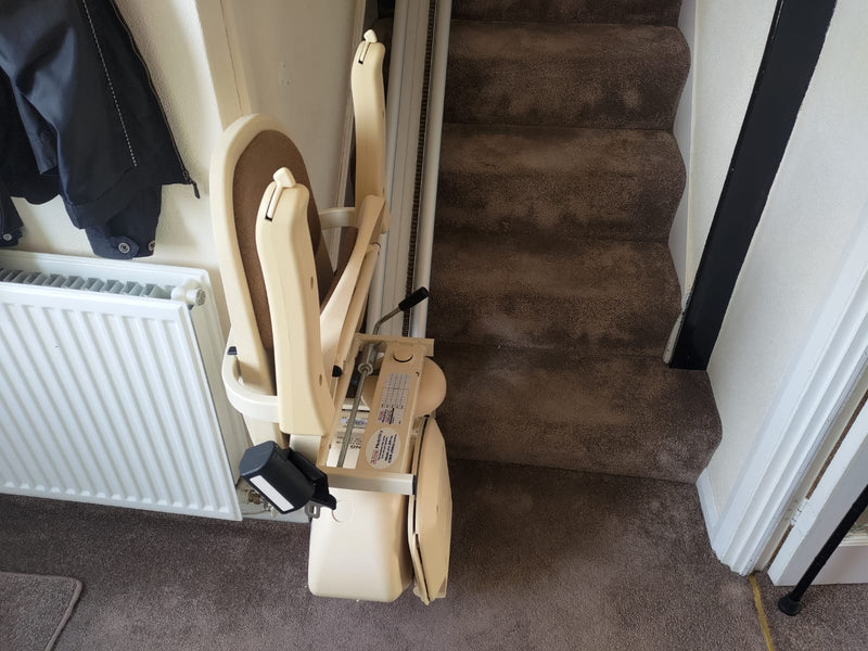 Nouvelle installation de monte-escalier droit Brooks à Widnes, Cheshire