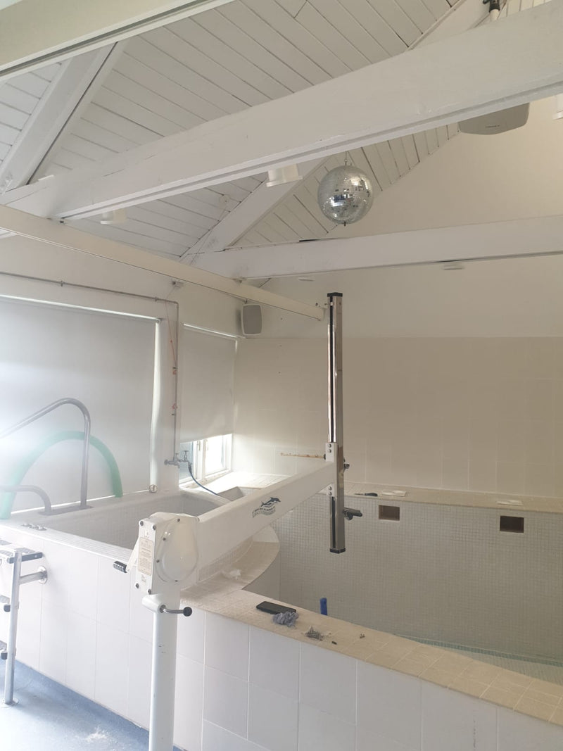 Claire House Hospice Liverpool Installation du lève-personne Invacare Robin dans l'espace piscine