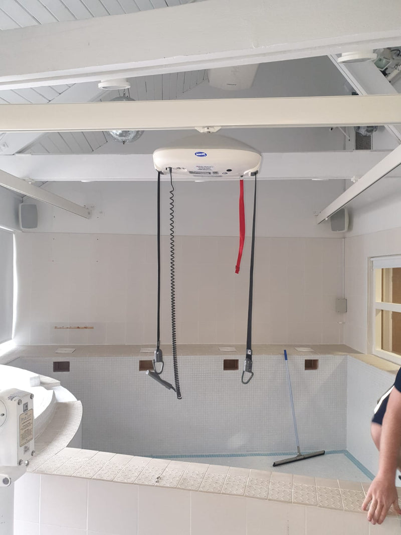 Claire House Hospice Liverpool Installation du lève-personne Invacare Robin dans la piscine
