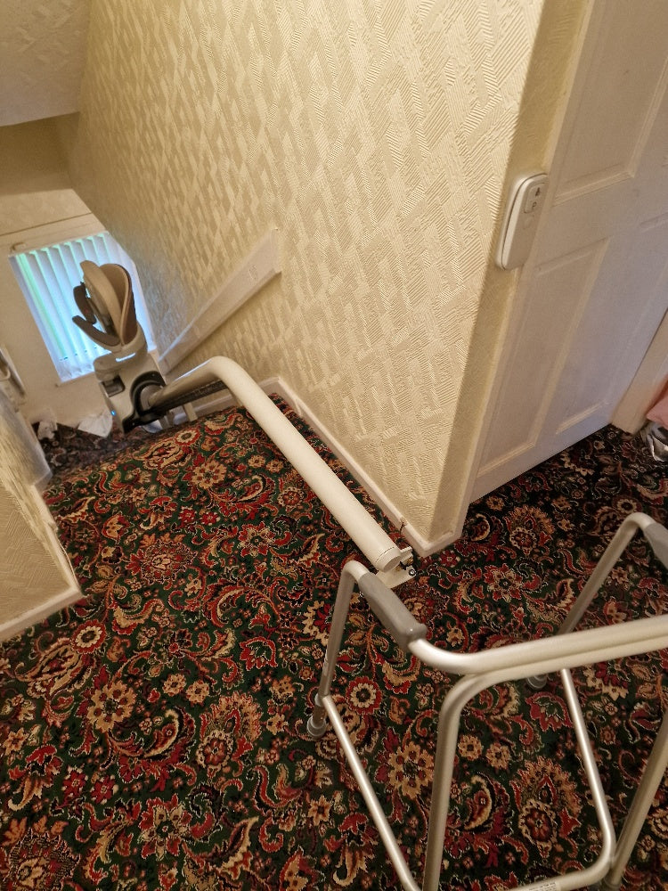 Thyssen Access Flow X Curved Nouvel ascenseur d'escalier étroit – Installation à Widnes, Cheshire