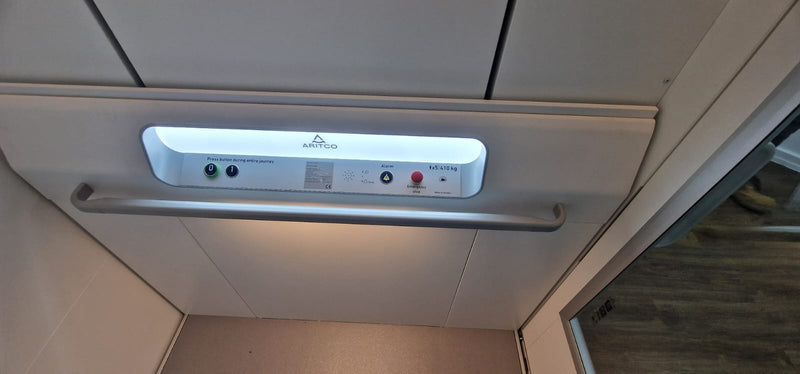 Installation complète d'un ascenseur Gartec Aritco à 2 étages par notre équipe d'ingénieurs au sein d'Engine Rooms Warrington
