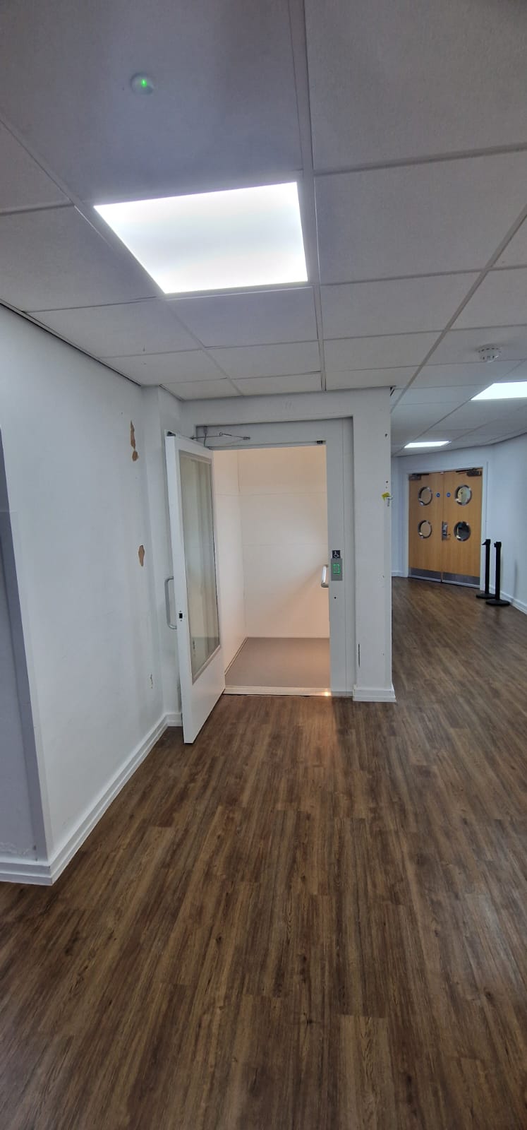 Installation complète d'un ascenseur Gartec Aritco à 2 niveaux par notre équipe d'ingénieurs chez Engine Rooms Warrington