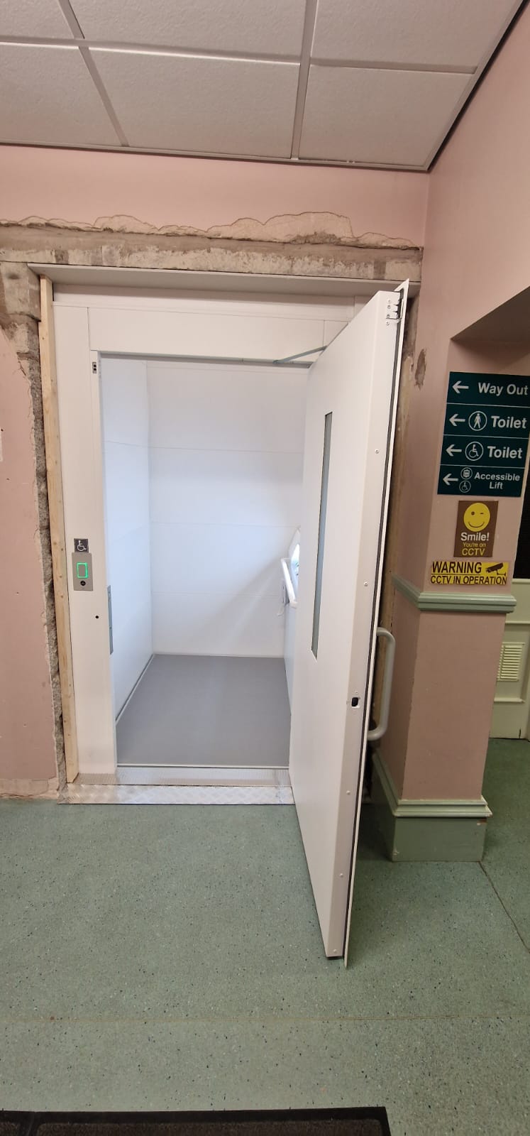 Ascenseur PMR Gartec pour accès public entièrement installé par les ingénieurs d'Aline dans le Hazel Grove Civic Hall