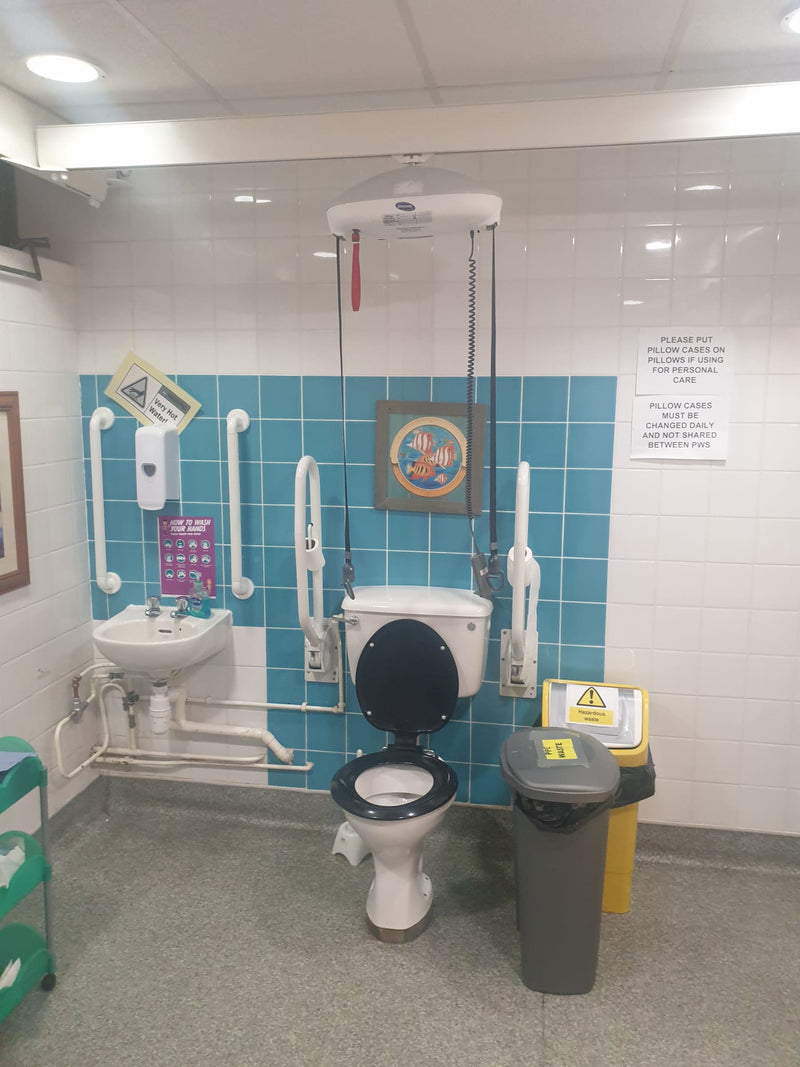 Nouvelle salle de bain complète X Y Système de lève-personne plafonnier Invacare Robin à Heswall ATC Wirral