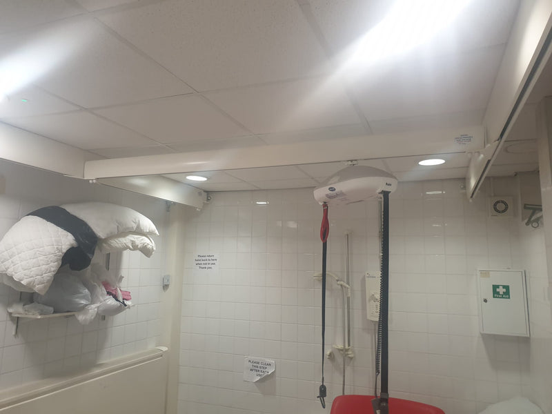 Installation d'un nouveau système X Y Robin dans une salle de bain complète - Centre de formation pour adultes d'Heswall