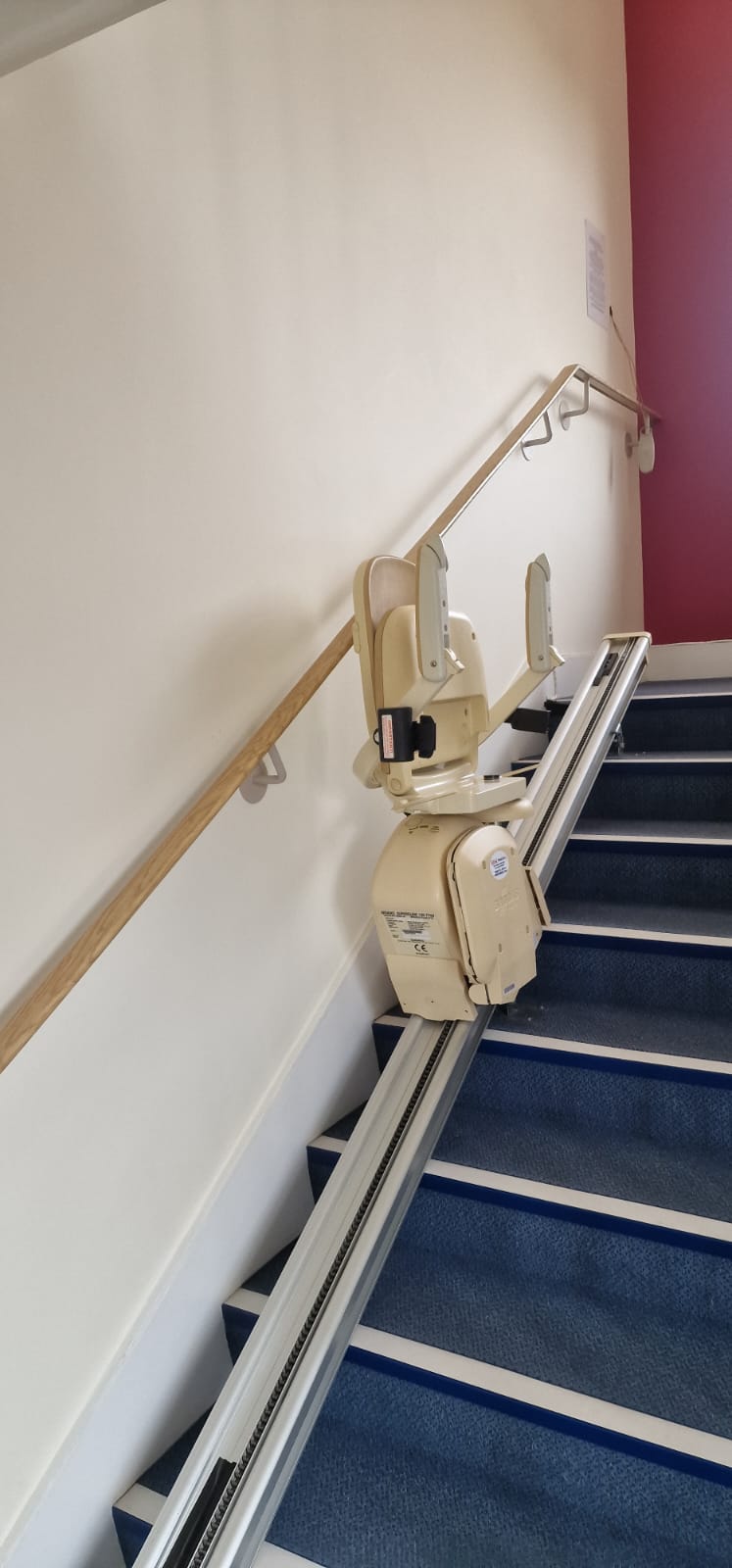 Plusieurs monte-escaliers en location/à louer installés pour une grande organisation à titre temporaire pendant l'indisponibilité de l'ascenseur public