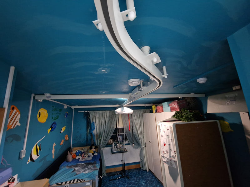 Aline Installation récente d'un système de lève-personne Invacare Robin dans une chambre