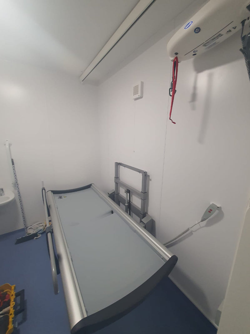 Mencap Anglesey - installation en cours d'une table à langer Pressalit et d'un lève-personne Robin