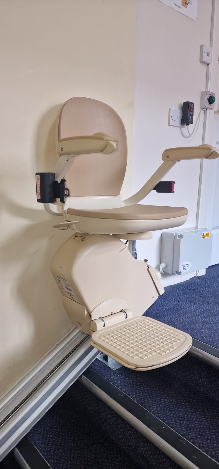 Plusieurs élévateurs de transfert installés dans la maison de retraite de MiddleTown pour les besoins d'accès des patients pendant les travaux de rénovation de l'ascenseur.