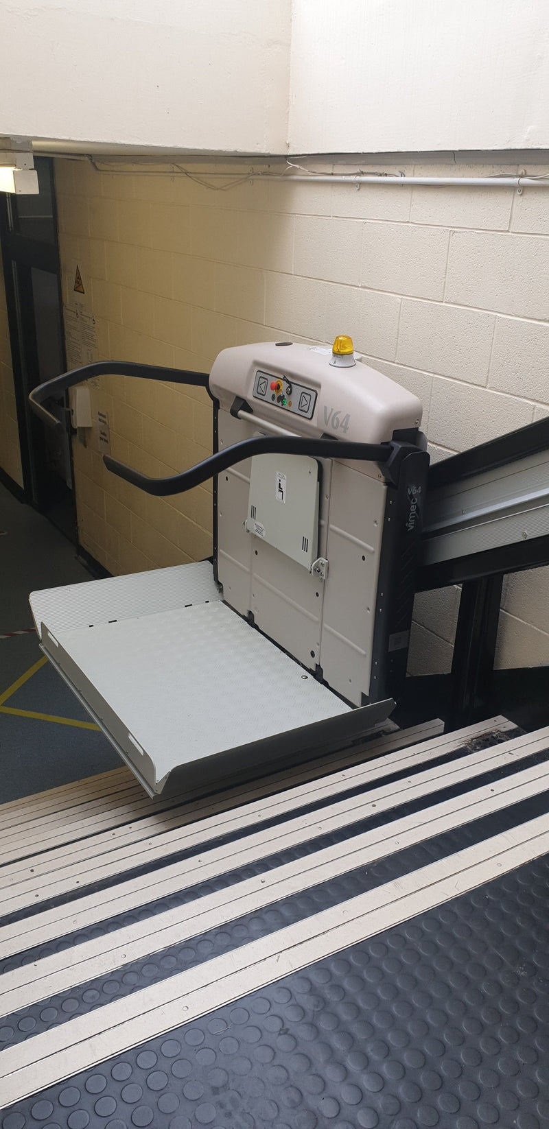 Installation récente d'une plate-forme élévatrice Vimec pour une école du Flintshire