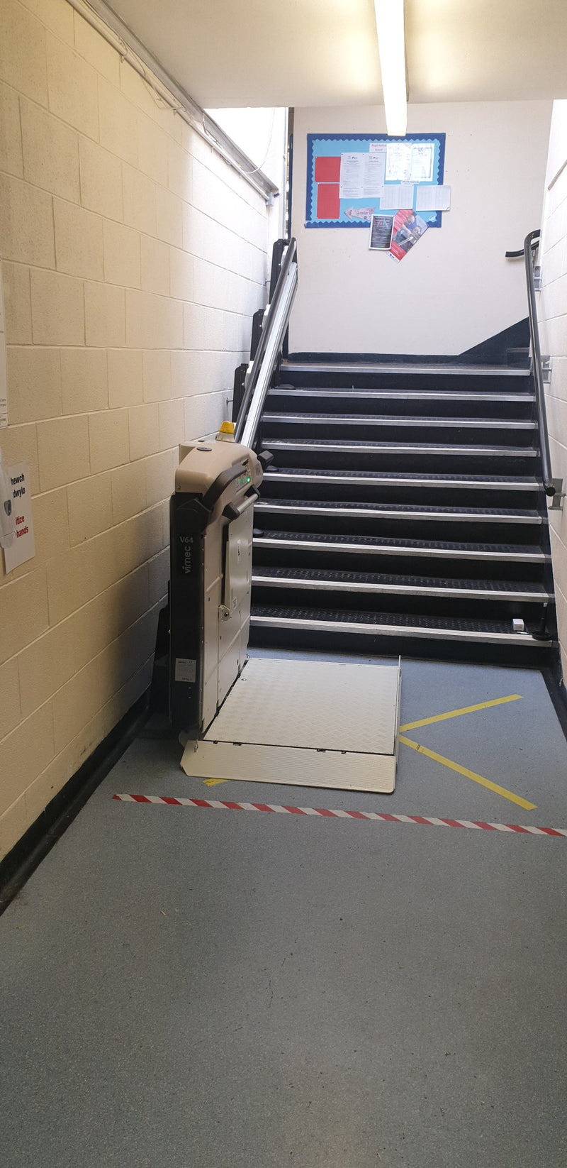 Installation récente d'une plate-forme élévatrice Vimec pour une école du Flintshire