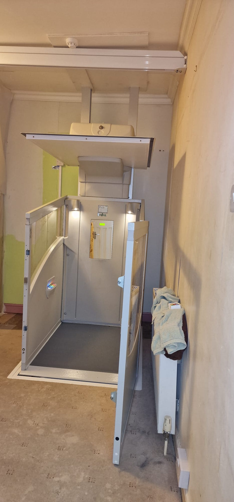 Nouvel ascenseur Pollock traversant le plancher Altrincham Manchester