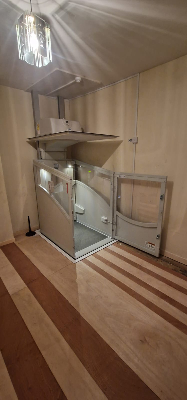 Installation d'un élévateur vertical traversant le plancher Pollock - Conseil de Bolton