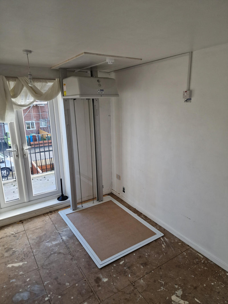 Installation complète d'un nouvel élévateur domestique vertical Pollock traversant les planchers pour un client à Manchester M13